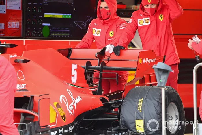 Mecánicos en el Ferrari SF1000 de Sebastian Vettel