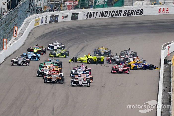 Choque de Alexander Rossi, Andretti Autosport Honda, Simon Pagenaud, Team Penske Chevrolet, Marco Andretti, Andretti Herta with Marco & Curb-Agajanian Honda al inicio