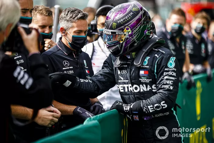 Ganador de la pole Lewis Hamilton, Mercedes-AMG F1 celebra en Parc Ferme 