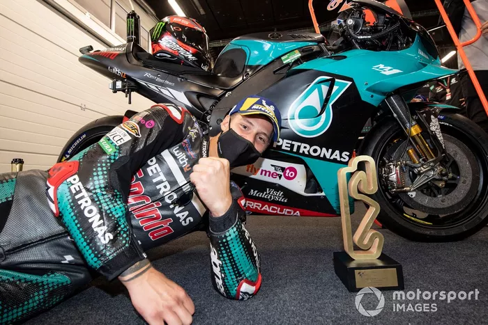 Ganador Fabio Quartararo, Petronas Yamaha SRT con el trofeo