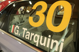 Hyundai i30 N TCR, dettaglio degli adesivi con il nome il numero di gara del Campione 2018 Gabriele Tarquini