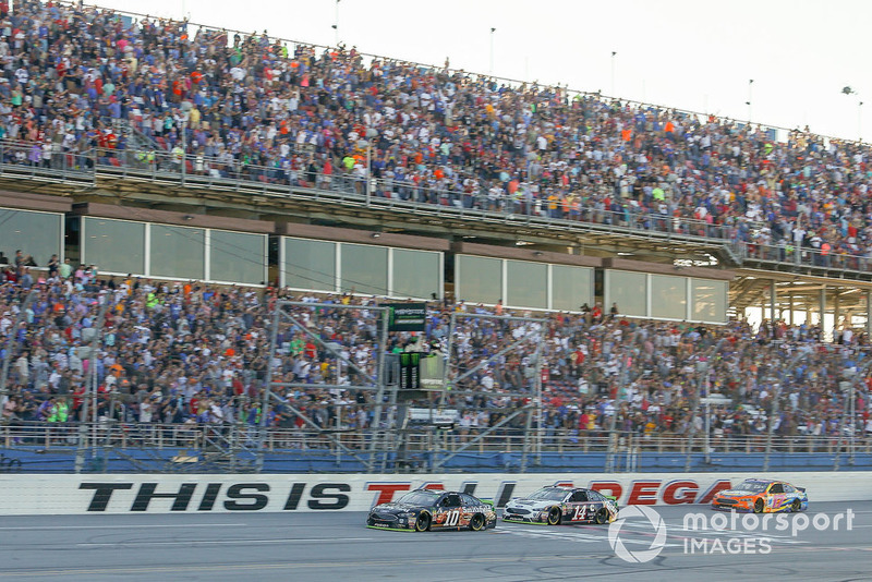 Aric Almirola, Stewart-Haas Racing, Ford Fusion Smithfield Bacon for Life, gana la carrera