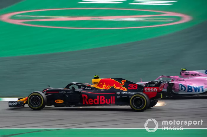 Max Verstappen, Red Bull Racing RB14 y Esteban Ocon, Force India VJM11