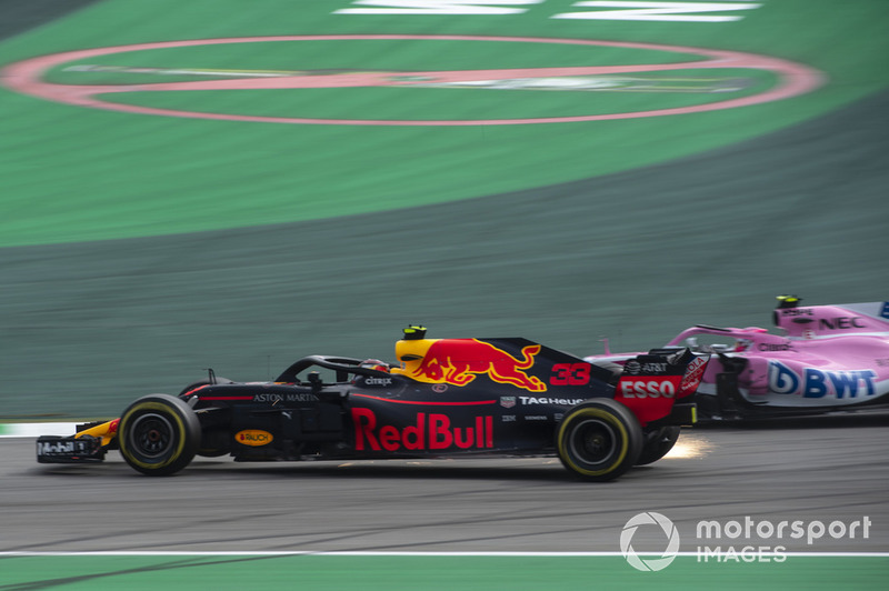 Le leader Max Verstappen, Red Bull Racing RB14 percute Esteban Ocon, Racing Point Force India VJM11