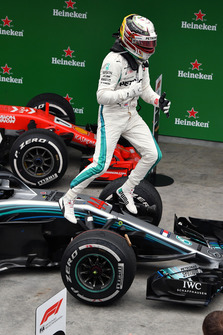 Lewis Hamilton, Mercedes-AMG F1 W09 EQ Power+ fête sa victoire dans le Parc Fermé