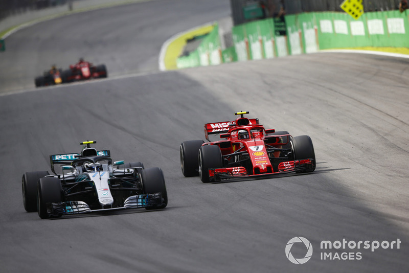 Valtteri Bottas, Mercedes AMG F1 W09 EQ Power+, lotta con Kimi Raikkonen, Ferrari SF71H