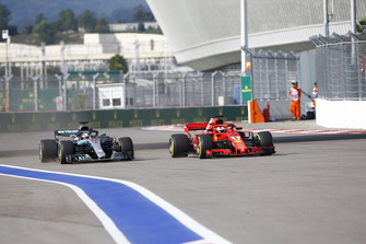Sebastian Vettel, Ferrari SF71H, passe Lewis Hamilton, Mercedes AMG F1 W09
