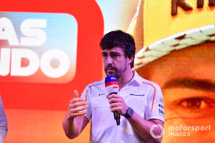 Fernando Alonso, McLaren se despide de los aficionados.