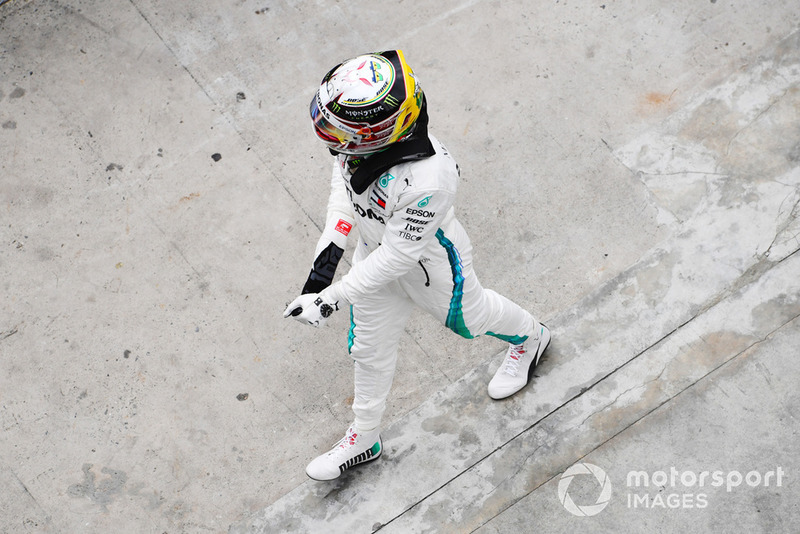 Lewis Hamilton, Mercedes AMG F1 festeggai la Pole Position nel parco chiuso