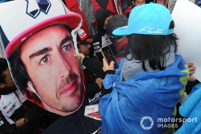 "Nach dem Unfall in Macau sind all meine Gedanken bei Sophia Flörsch. Hoffentlich gibt es bald gute Neuigkeiten! Sei stark!"