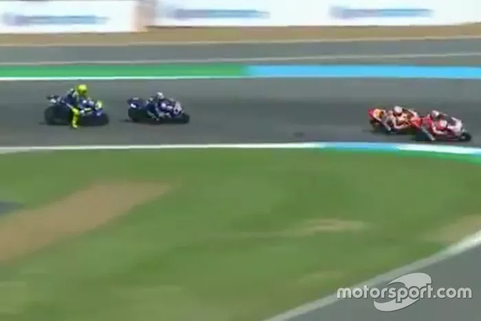 Valentino Rossi se acerca a Maverick Viñales en la última curva (Captura vídeo MovistarTV)