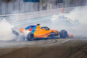 Fernando Alonso, McLaren MCL33, en Lewis Hamilton, Mercedes AMG F1 W09 EQ Power+, donuts