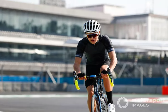 Lando Norris, McLaren, en bicicleta por el circuito