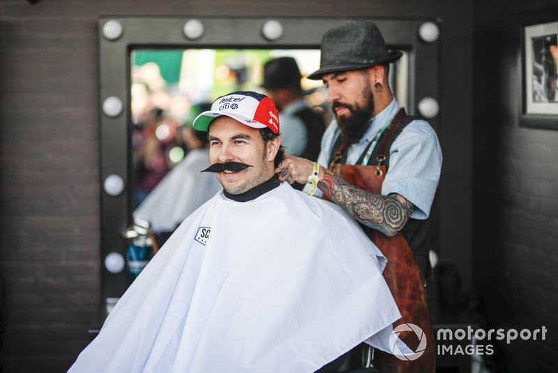Sergio Pérez, Racing Point Force India F1 Team en la barbería de Fundación Movember