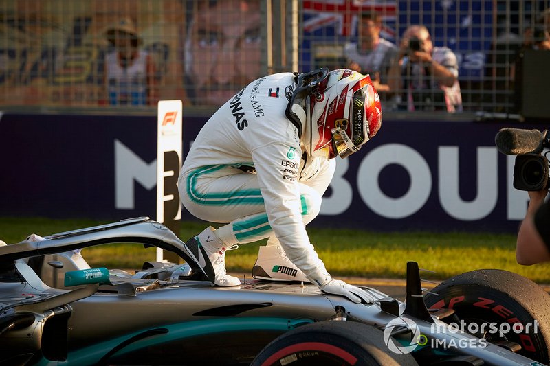 Lewis Hamilton, Mercedes AMG F1, festeggia la pole dopo le qualifiche