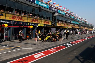 Daniel Ricciardo, Renault F1 Team R.S.19, dans les stands