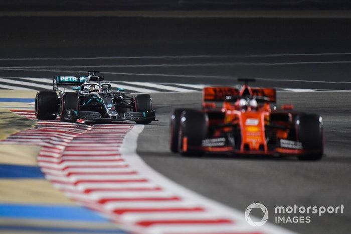 Sebastian Vettel, Ferrari SF90, precede Lewis Hamilton, Mercedes AMG F1 W10