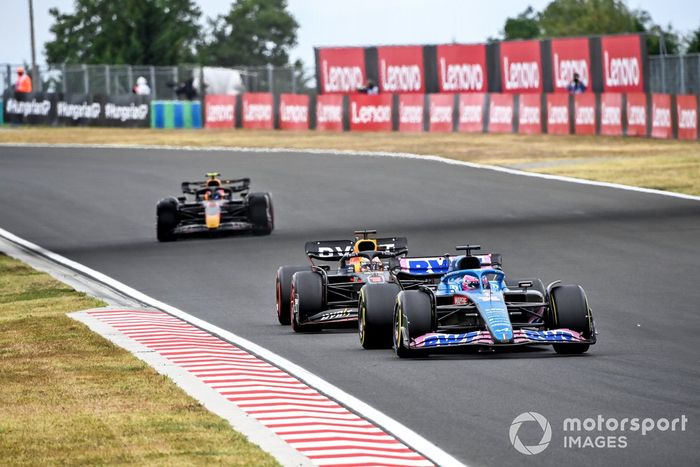 Fernando Alonso, Alpine A522, Max Verstappen, Red Bull Racing RB18, Sergio Pérez, Red Bull Racing RB18