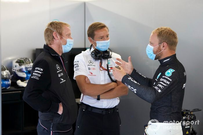 Valtteri Bottas, Mercedes-AMG Petronas F1 con sus ingenieros