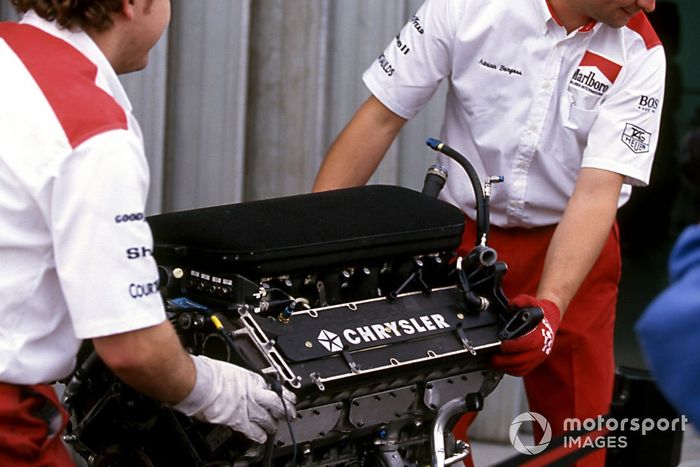 Mecánicos de McLaren con el motor Chrysler