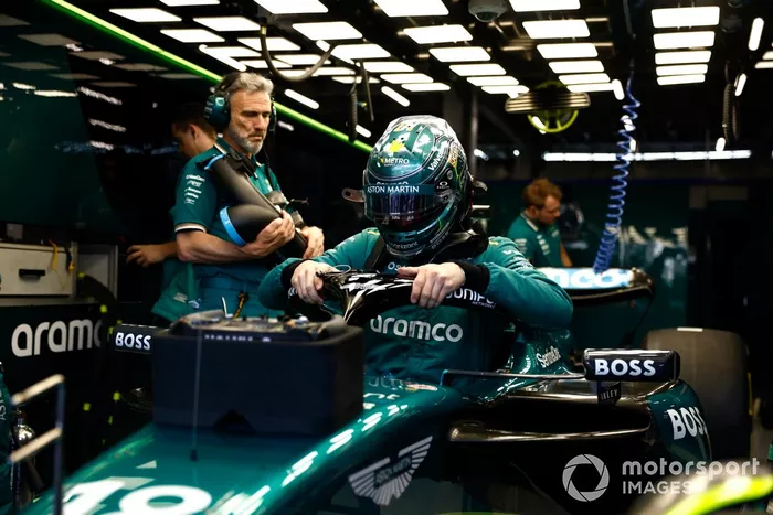 Lance Stroll, Aston Martin AMR24, se acomoda en su asiento