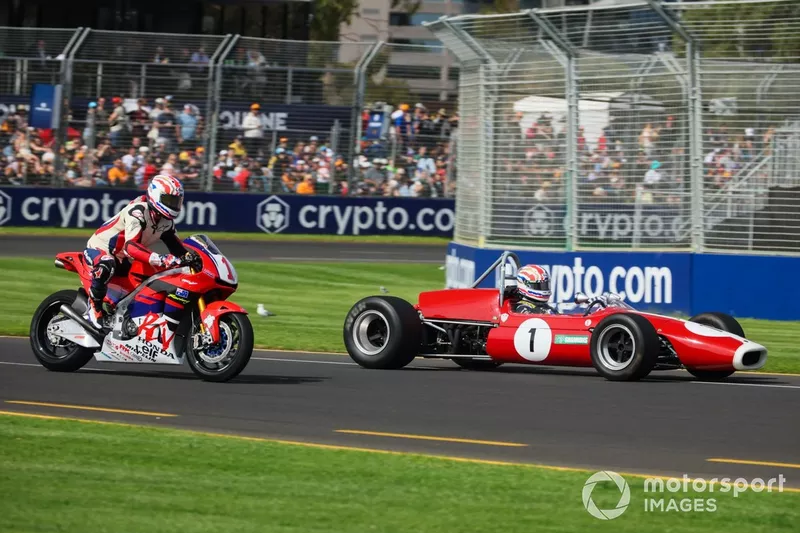 Mick et Jack Doohan, père et fils, font une démonstration au guidon d'une Honda et au volant d'une Brabham.
