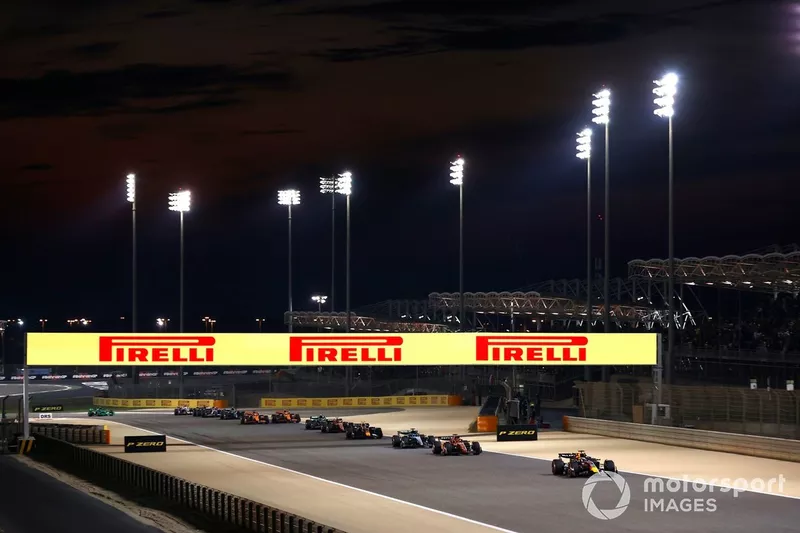 Max Verstappen, Red Bull Racing RB20, Charles Leclerc, Ferrari SF-24, George Russell, Mercedes F1 W15, Sergio Perez, Red Bull Racing RB20, il resto dello schieramento nel giro iniziale