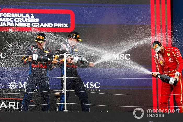 Sergio Perez, Red Bull Racing, 2e position, Max Verstappen, Red Bull Racing, 1re position, Carlos Sainz, Scuderia Ferrari, 3e position, célèbrent au champagne sur le podium.