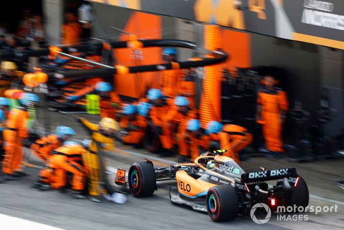 Lando Norris, McLaren MCL36, hace una parada en boxes 