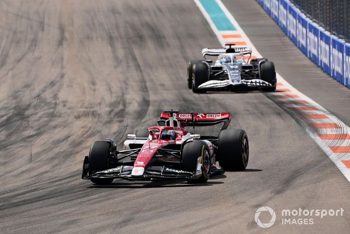Valtteri Bottas, Alfa Romeo C42, Pierre Gasly, AlphaTauri AT03, Lewis Hamilton, Mercedes W13