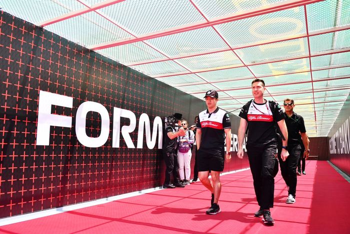 Zhou Guanyu, Alfa Romeo C42, llega al circuito