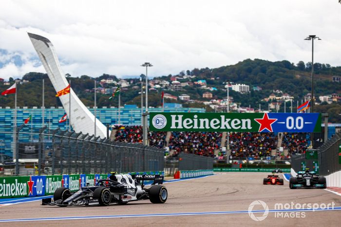 Pierre Gasly, AlphaTauri AT02, Valtteri Bottas, Mercedes W12, y Carlos Sainz Jr, Ferrari SF21.