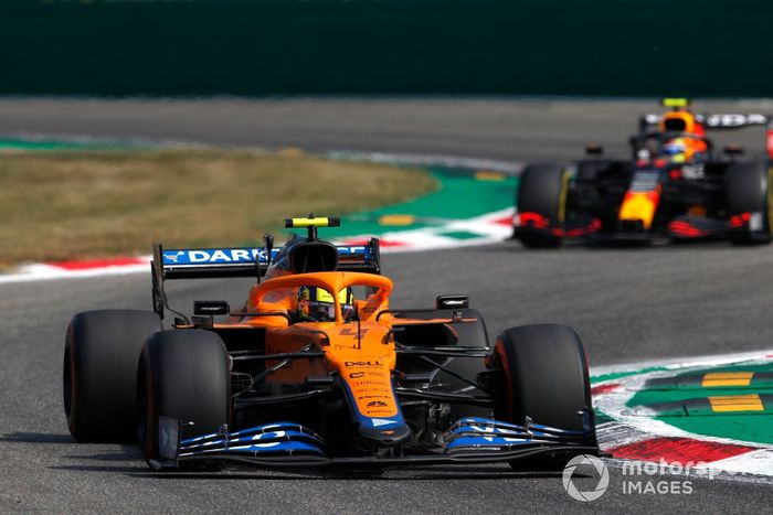Lando Norris, McLaren MCL35M, Sergio Perez, Red Bull Racing RB16B
