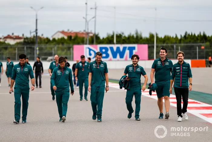 Sebastian Vettel, Aston Martin, camina la pista 