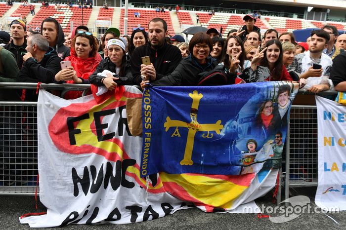 Fernando Alonso, McLaren fans y banners