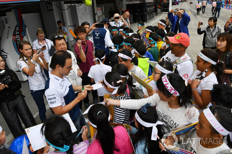 Felipe Massa, Williams signs autographs for the fans