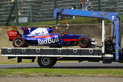 La voiture endommagée de Carlos Sainz Jr., Scuderia Toro Rosso STR12