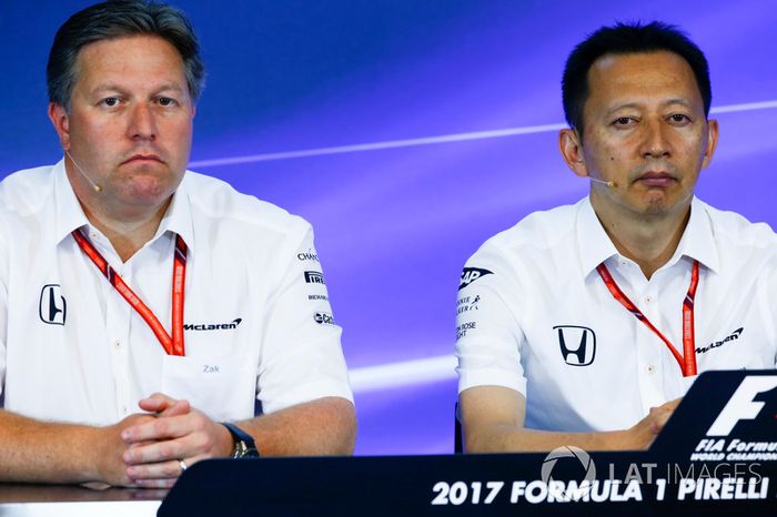 Zak Brown Director McLaren Technology Group, Yusuke Hasegawa, Director Gerente, Honda, en la Conferencia de prensa FIA