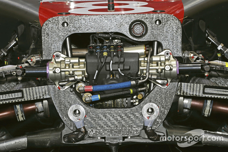 Audi R18: Vorderradaufhängung und Dämpfer