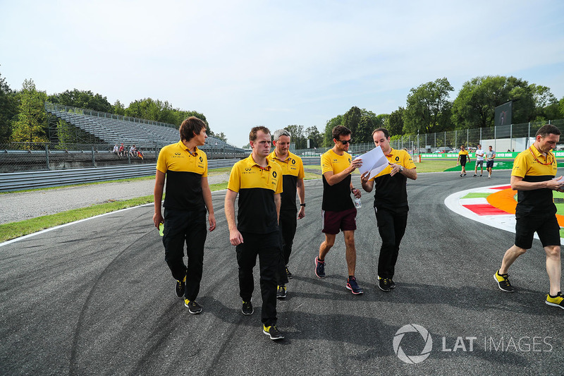 Jolyon Palmer, Renault Sport F1 Team walks the track