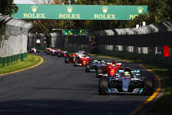Lewis Hamilton, Mercedes AMG F1 W08, devant Sebastian Vettel, Ferrari SF70H, Valtteri Bottas, Mercedes AMG F1 W08, Kimi Raikkonen, Ferrari SF70H, Max Verstappen, Red Bull Racing RB13