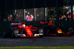 Sebastian Vettel, Ferrari SF70H, lucha con Max Verstappen, Red Bull Racing RB13