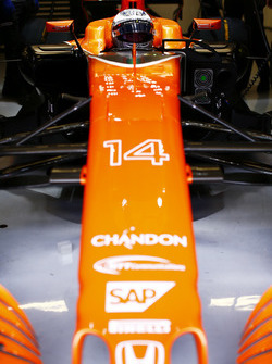 Fernando Alonso, McLaren, dans son cockpit, avec la visière levée