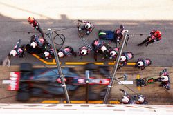 Romain Grosjean, Haas F1 Team VF-17, makes a pit stop