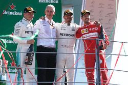 Podio: ganador de la carrera Lewis Hamilton, Mercedes AMG F1, segundo lugar  Valtteri Bottas, Merced