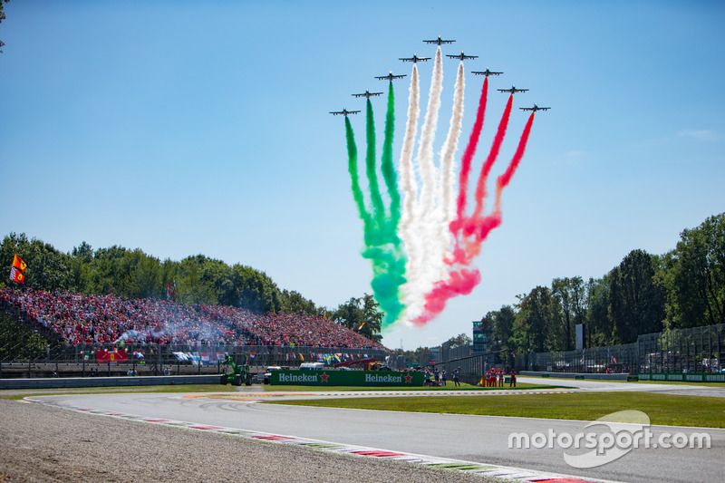 El equipo de acrobacia de fuerza aérea italiana Frecce Tricolri, sobrevuelan la parrilla en los avio