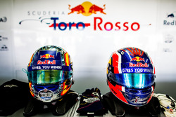 De helmen van Carlos Sainz Jr., Scuderia Toro Rosso en Daniil Kvyat, Scuderia Toro Rosso