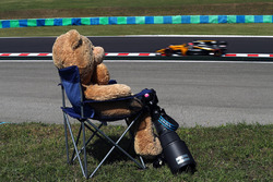 Nico Hulkenberg, Renault Sport F1 Team RS17 et l'ours Teddy