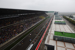 Lewis Hamilton, Mercedes AMG F1 W08, en Sebastian Vettel, Ferrari SF70H, op de grid