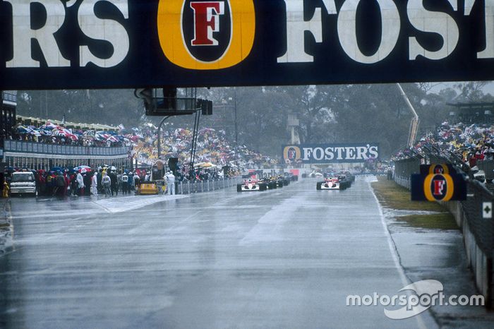 Las líneas de la parrilla listos para el inicio en las condiciones muy húmedas